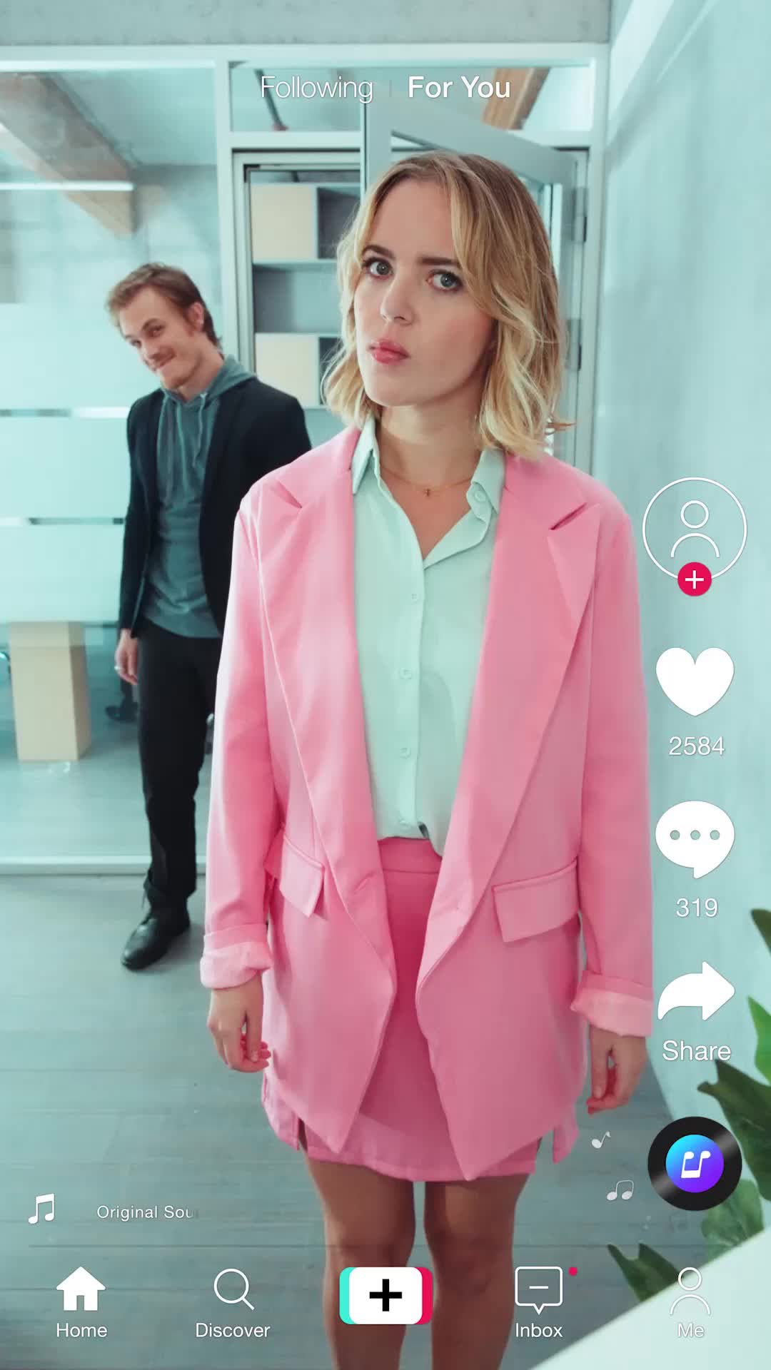 Episodio 17 de ¡Ayuda! ¡Mi jefe sexy tiene mis fotos íntimas!