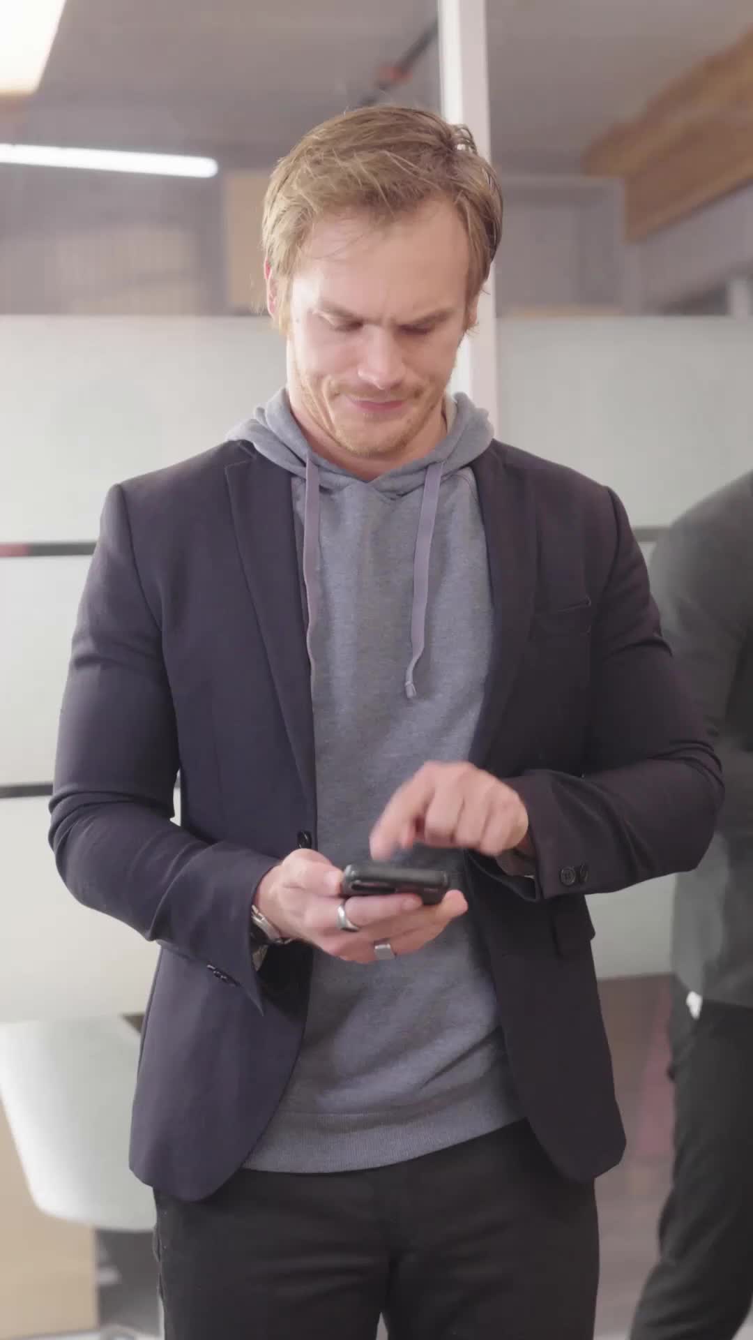 Episodio 20 de ¡Ayuda! ¡Mi jefe sexy tiene mis fotos íntimas!