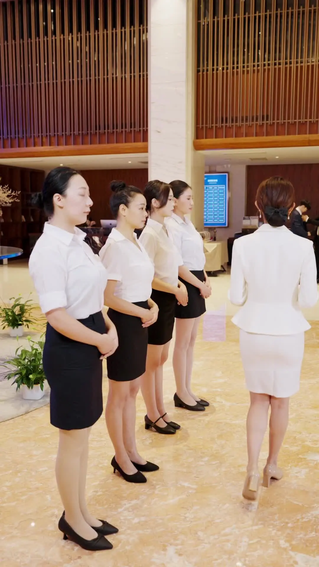 Episodio 23 de De chica campesina a reina del hotel