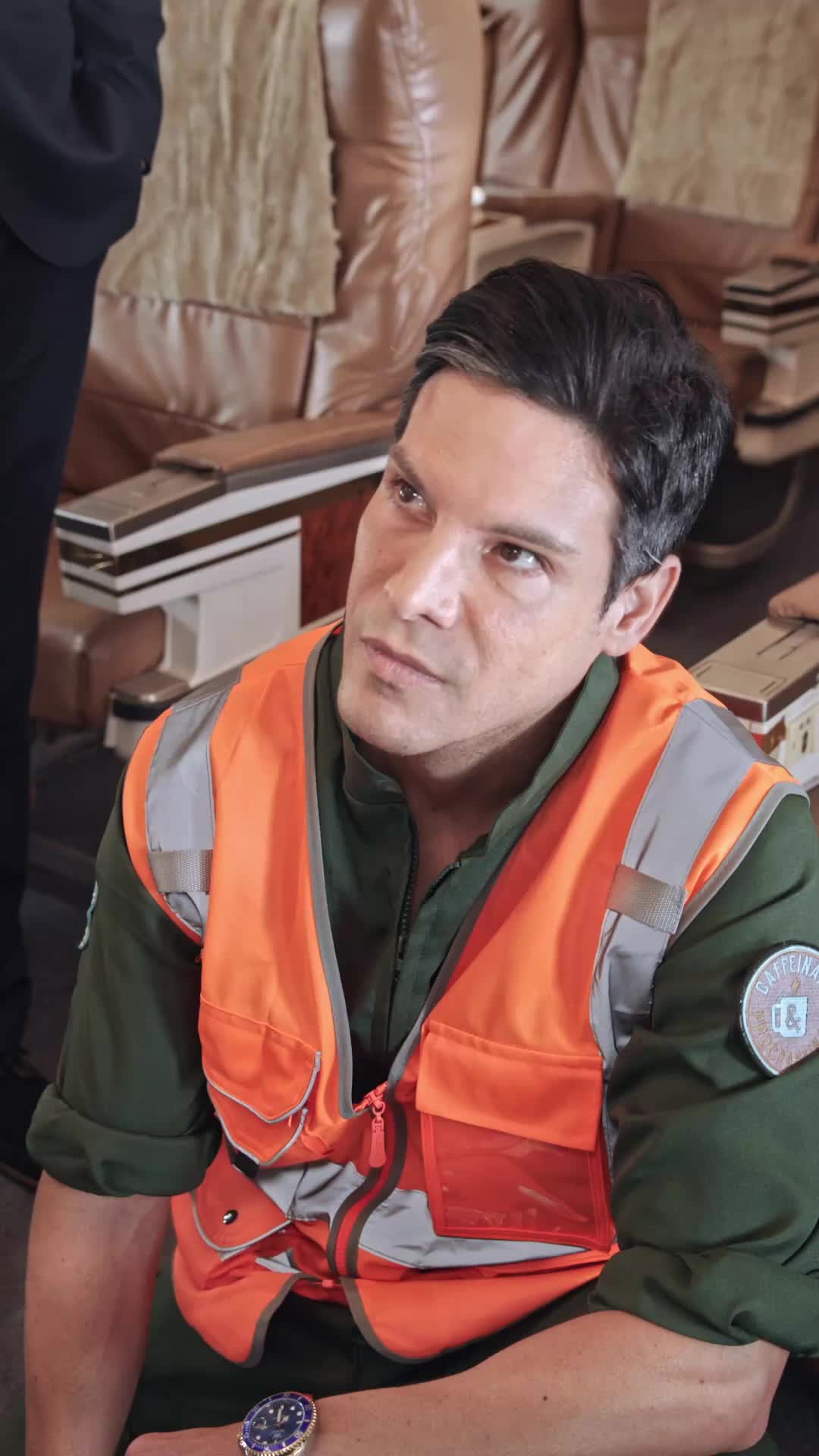 Episodio 7 de El multimillonario oculto en primera clase