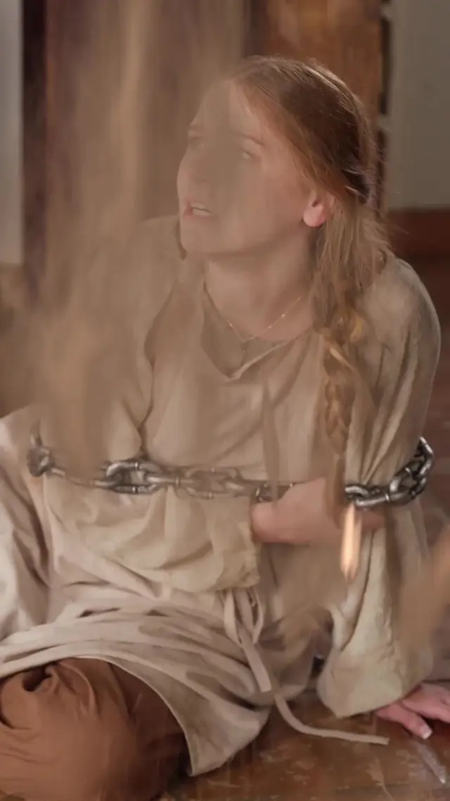 Episodio 12 de Reina Alfa traicionada renace de sus cenizas