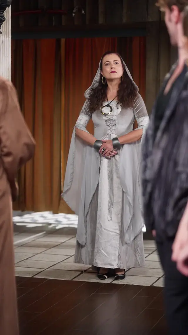 Episodio 46 de Reina Alfa traicionada renace de sus cenizas