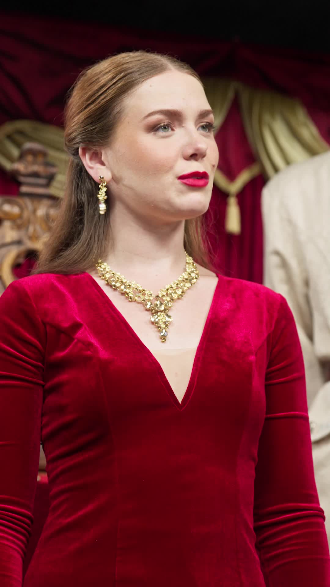 Episodio 63 de Reina Alfa traicionada renace de sus cenizas