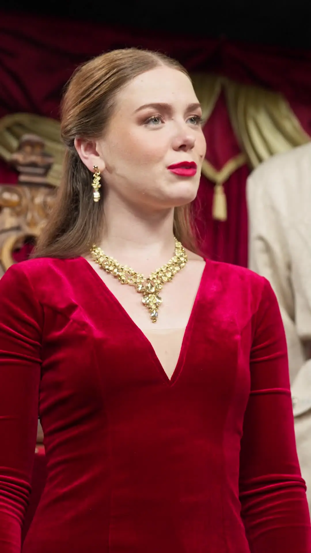 Episodio 63 de Reina Alfa traicionada renace de sus cenizas