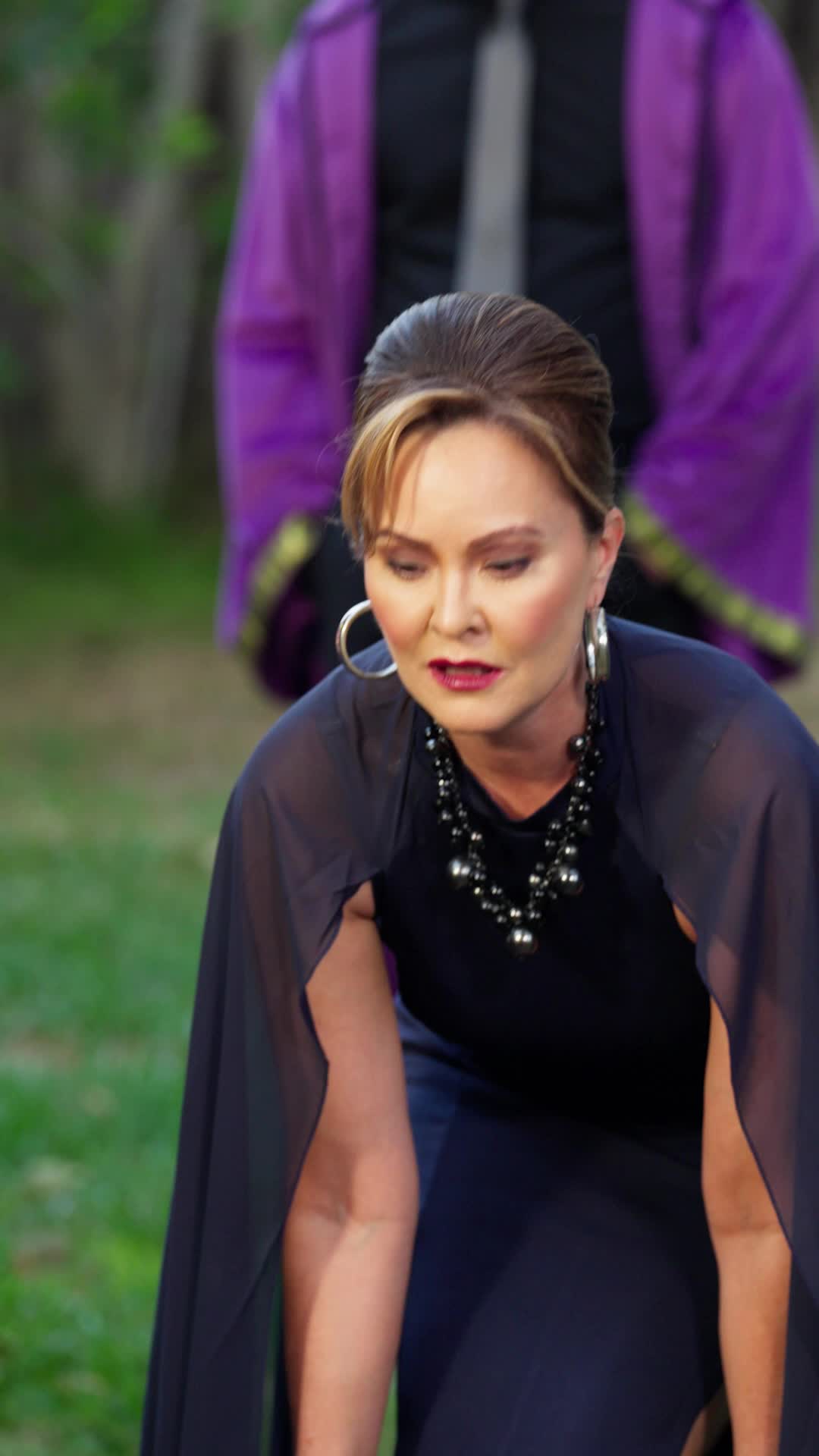 Episodio 73 de Reina Alfa traicionada renace de sus cenizas